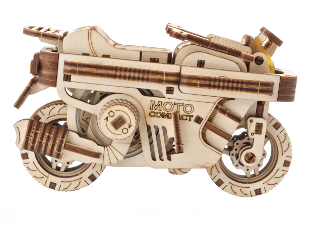 Wooden motorcycle model with 'Moto Combat' branding on a white background